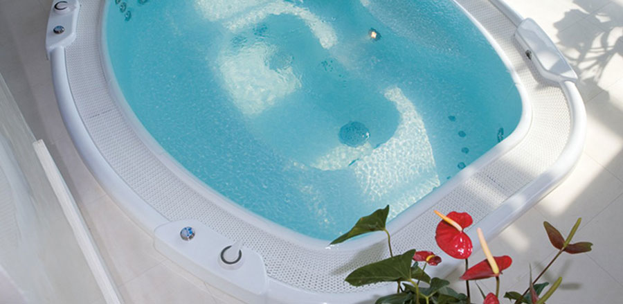Whirlpool mit Überlaufrinne