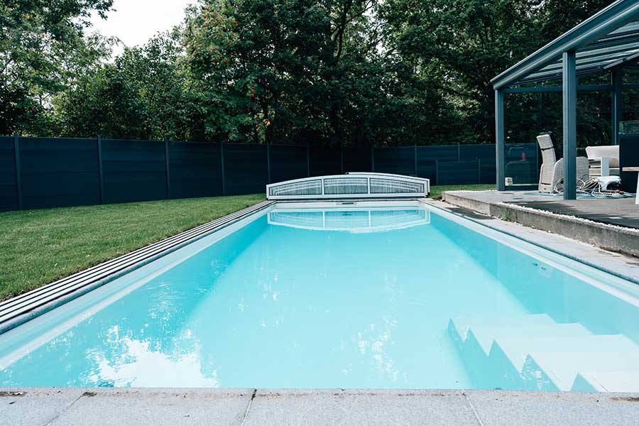 Pool mit Abdeckung