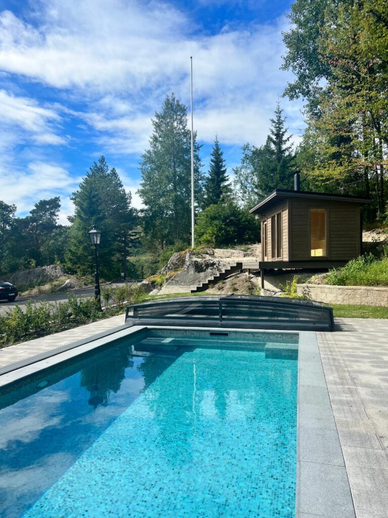 Pool-Refugium mit Waldpanorama