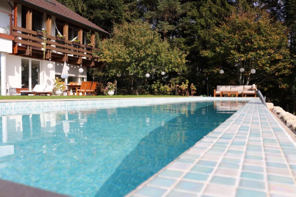 Naturpool mit Landhausflair