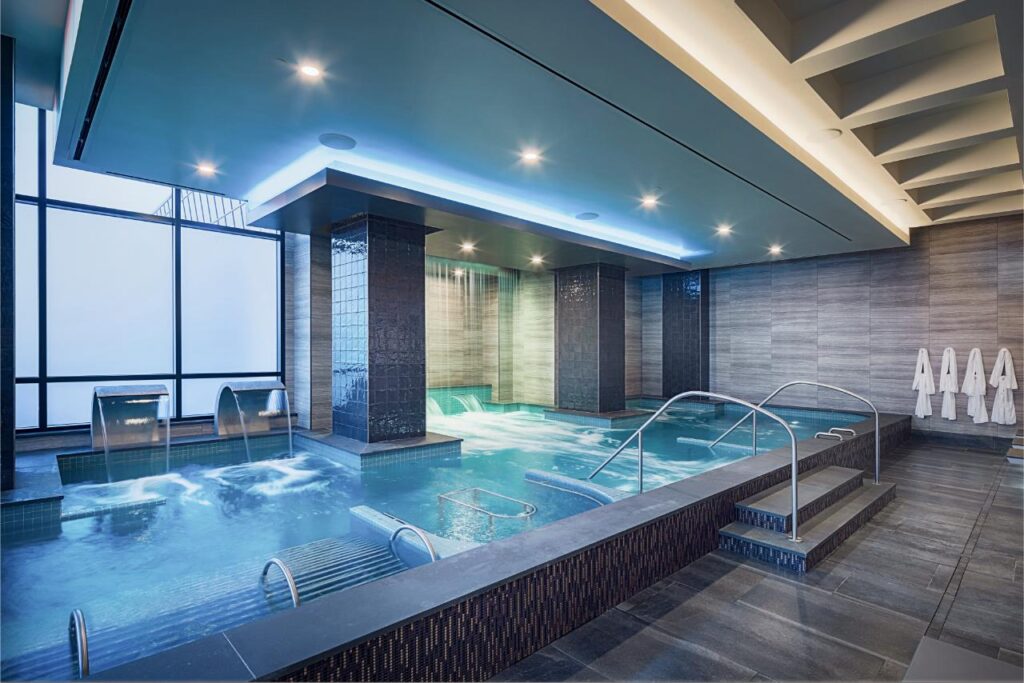 Wellness-Lounge mit Wasserfall-Feature