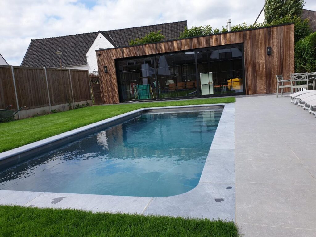 Moderner Gartenpool mit Holz-Poolhaus