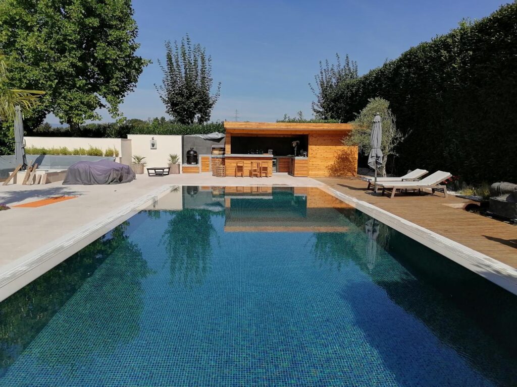 Moderne Pooloase mit Poolhaus