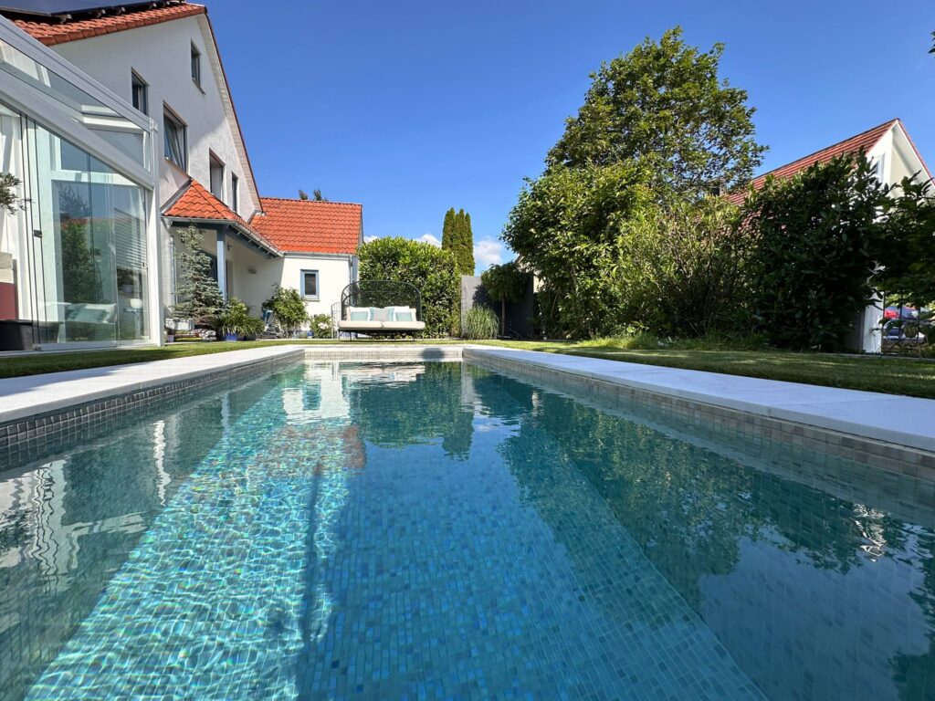 Moderner Gartenpool mit Mosaikflair