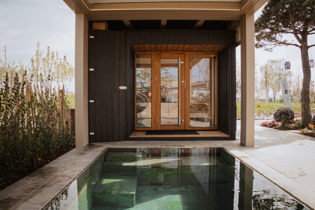 Outdoor-Luxus mit Pool und Küche