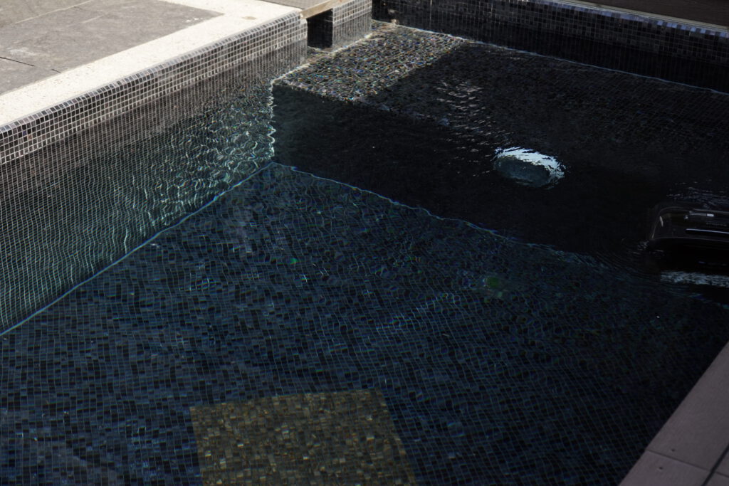 Black Gold -Luxuspool mit Bisazza Mosaik in Hamburg